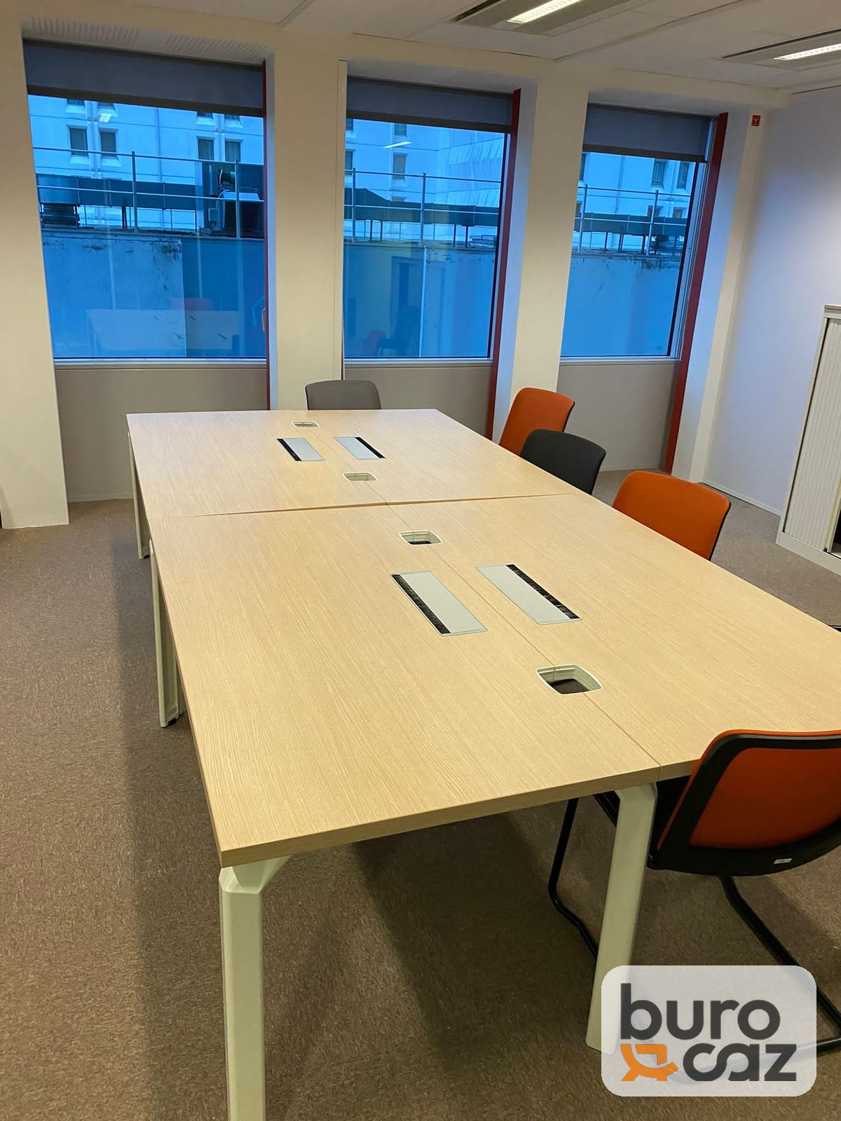 Table de réunion modulaire érable piètement blanc avec trappes
