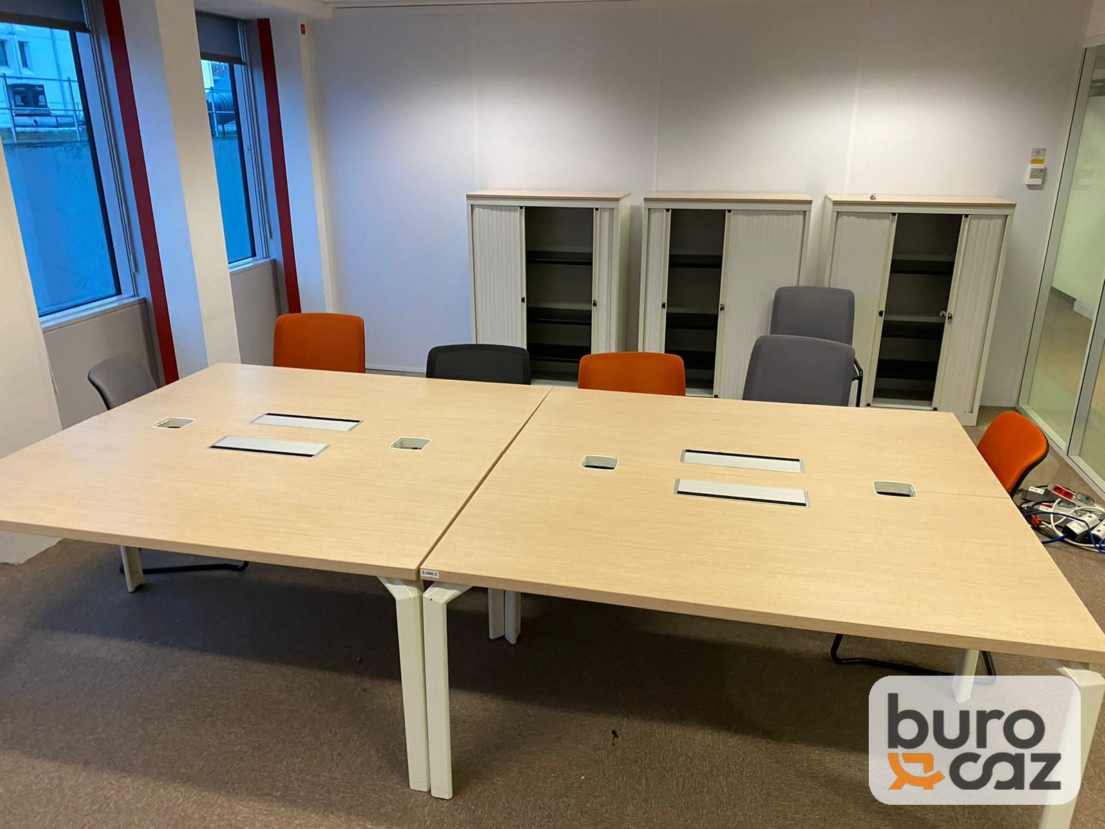 Table de réunion modulaire érable piètement blanc avec trappes — photo 2