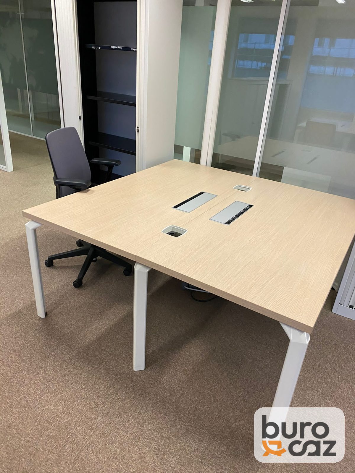 Table de réunion modulaire érable piètement blanc avec trappes — photo 3