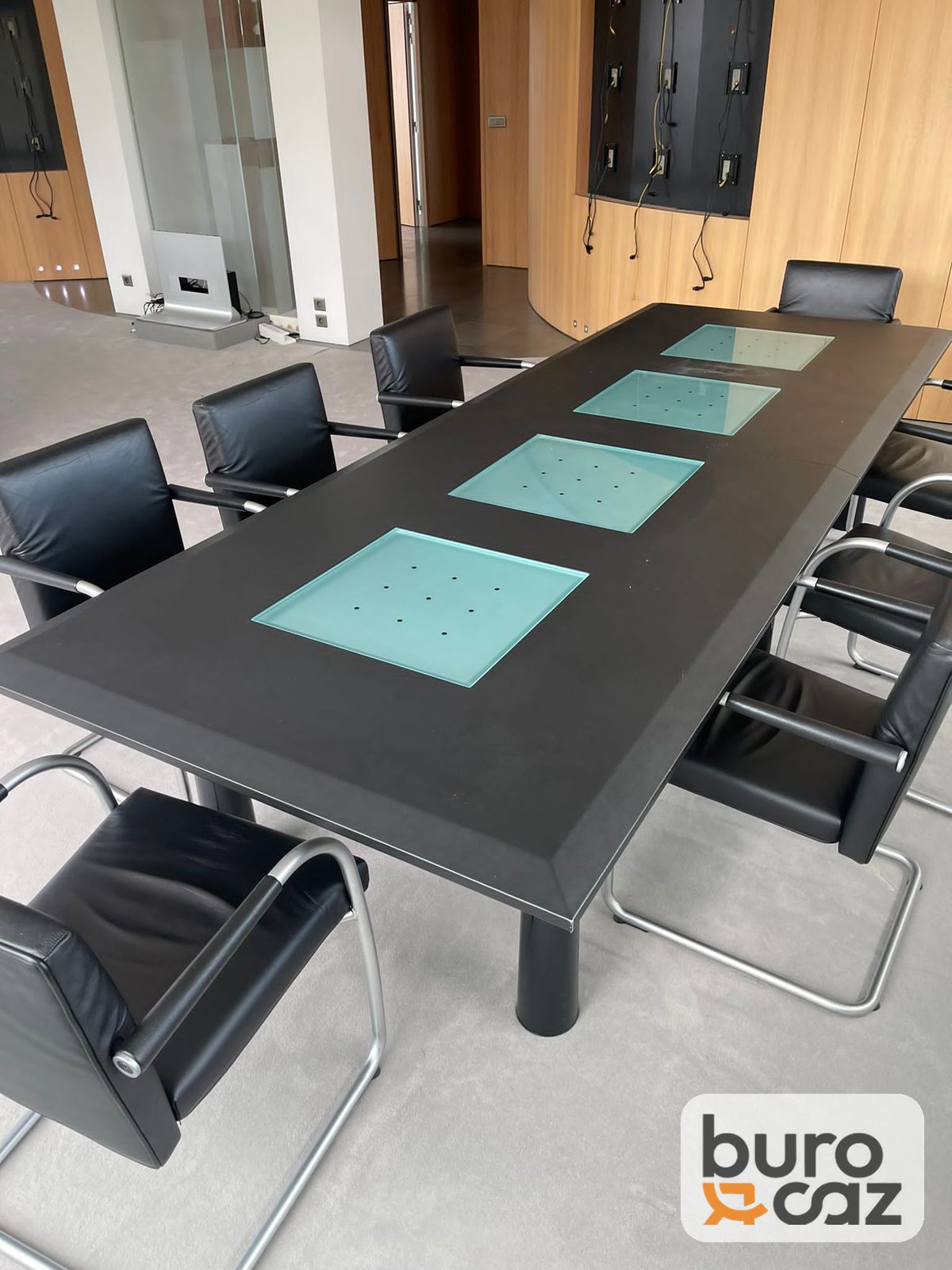Table de réunion noire avec inserts en verre — photo 2
