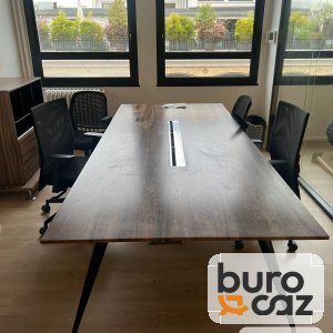 Table de réunion noyer pieds compas noirs avec goulotte