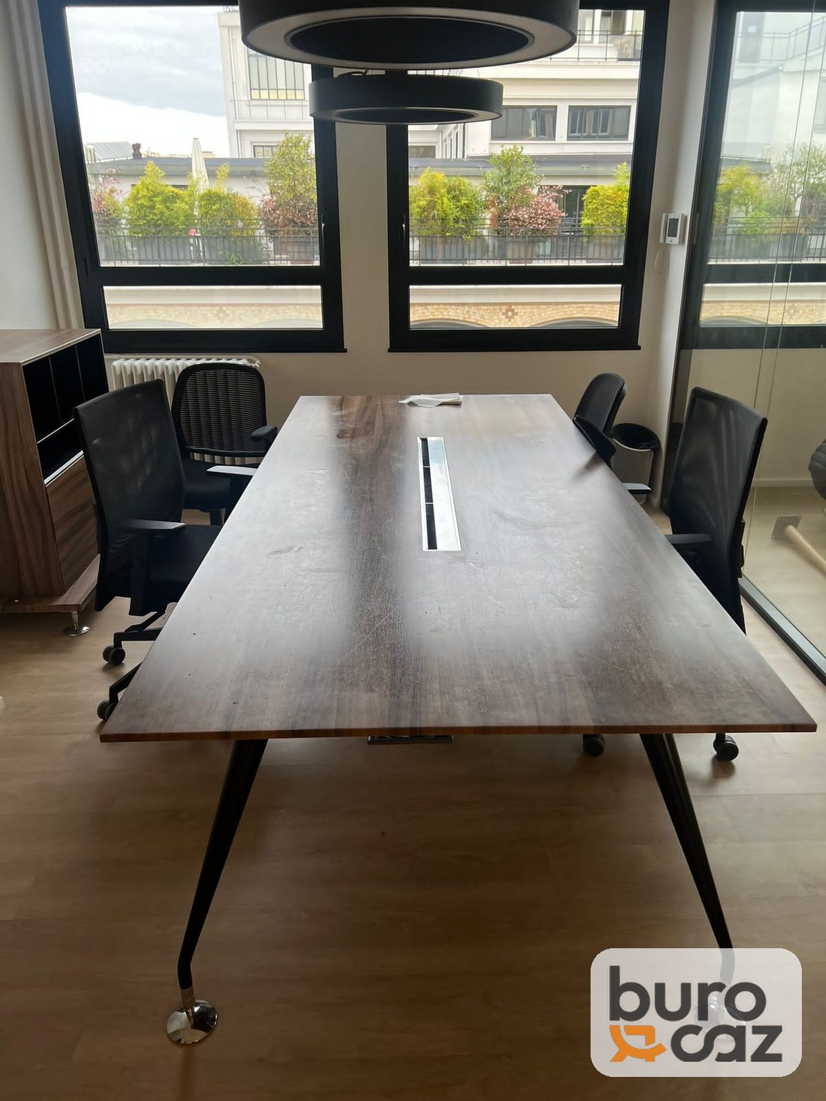 Table de réunion noyer pieds compas noirs avec goulotte