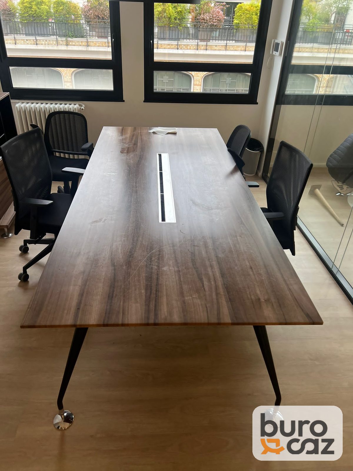 Table de réunion noyer pieds compas noirs avec goulotte — photo 2