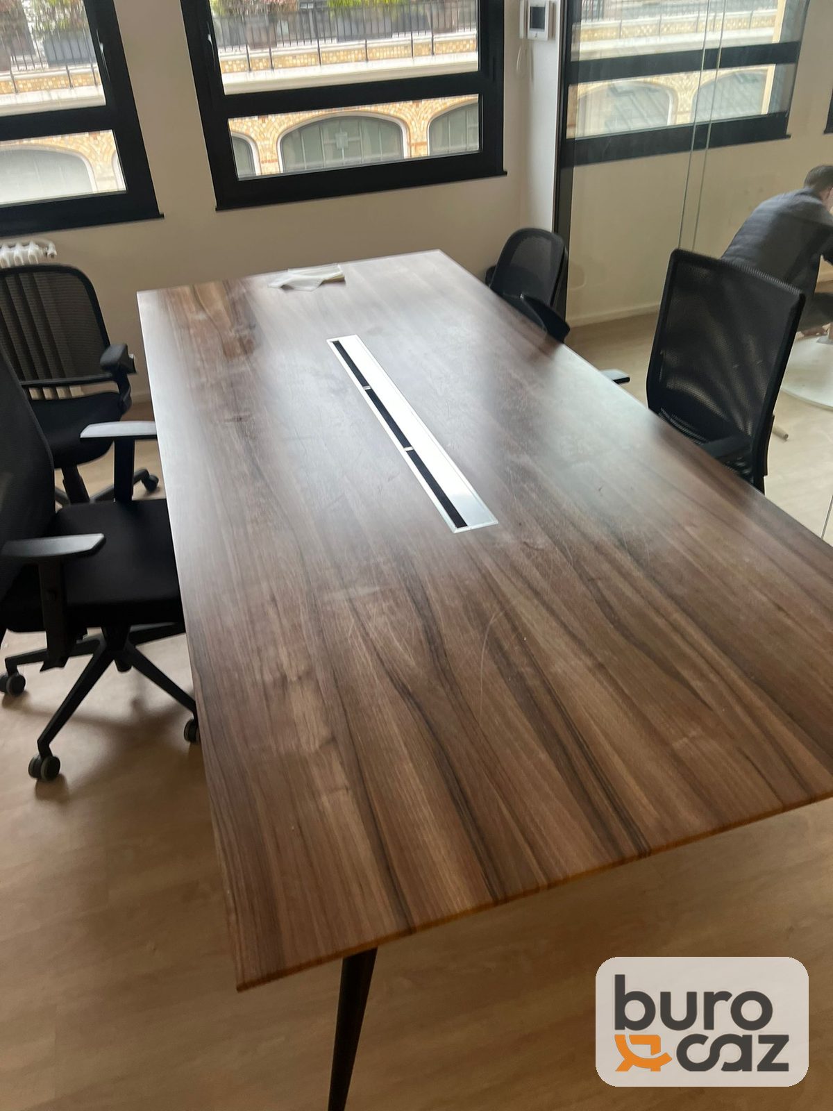 Table de réunion noyer pieds compas noirs avec goulotte — photo 3