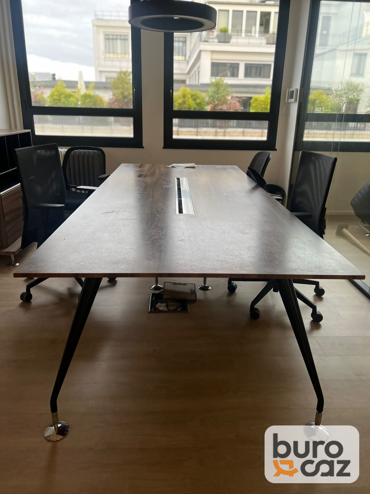 Table de réunion noyer pieds compas noirs avec goulotte — photo 4