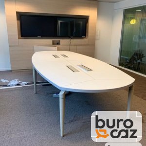 Table de réunion ovale blanche avec trappes de connexion