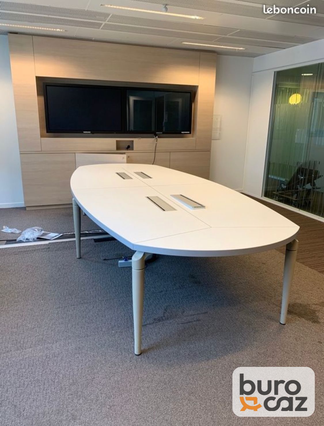 Table de réunion ovale blanche avec trappes de connexion