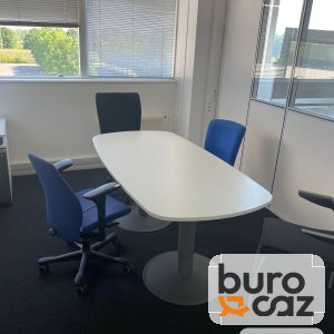 Table de réunion ovale blanche pied central