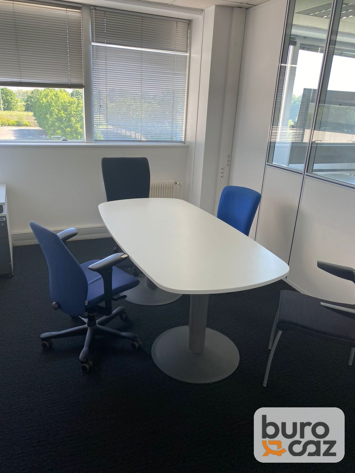 Table de réunion ovale blanche pied central