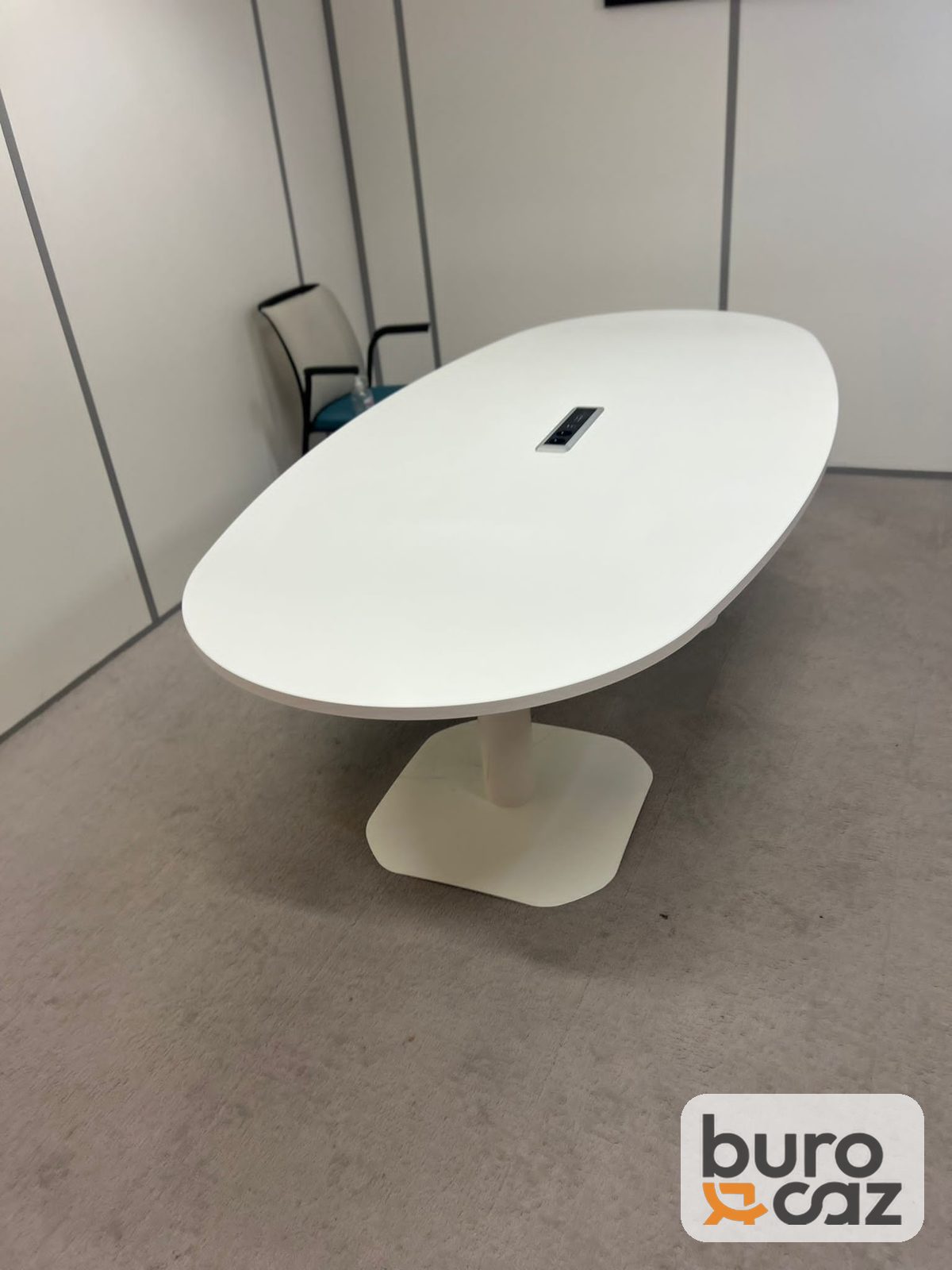 Table de réunion ovale blanche pied central avec bloc prises