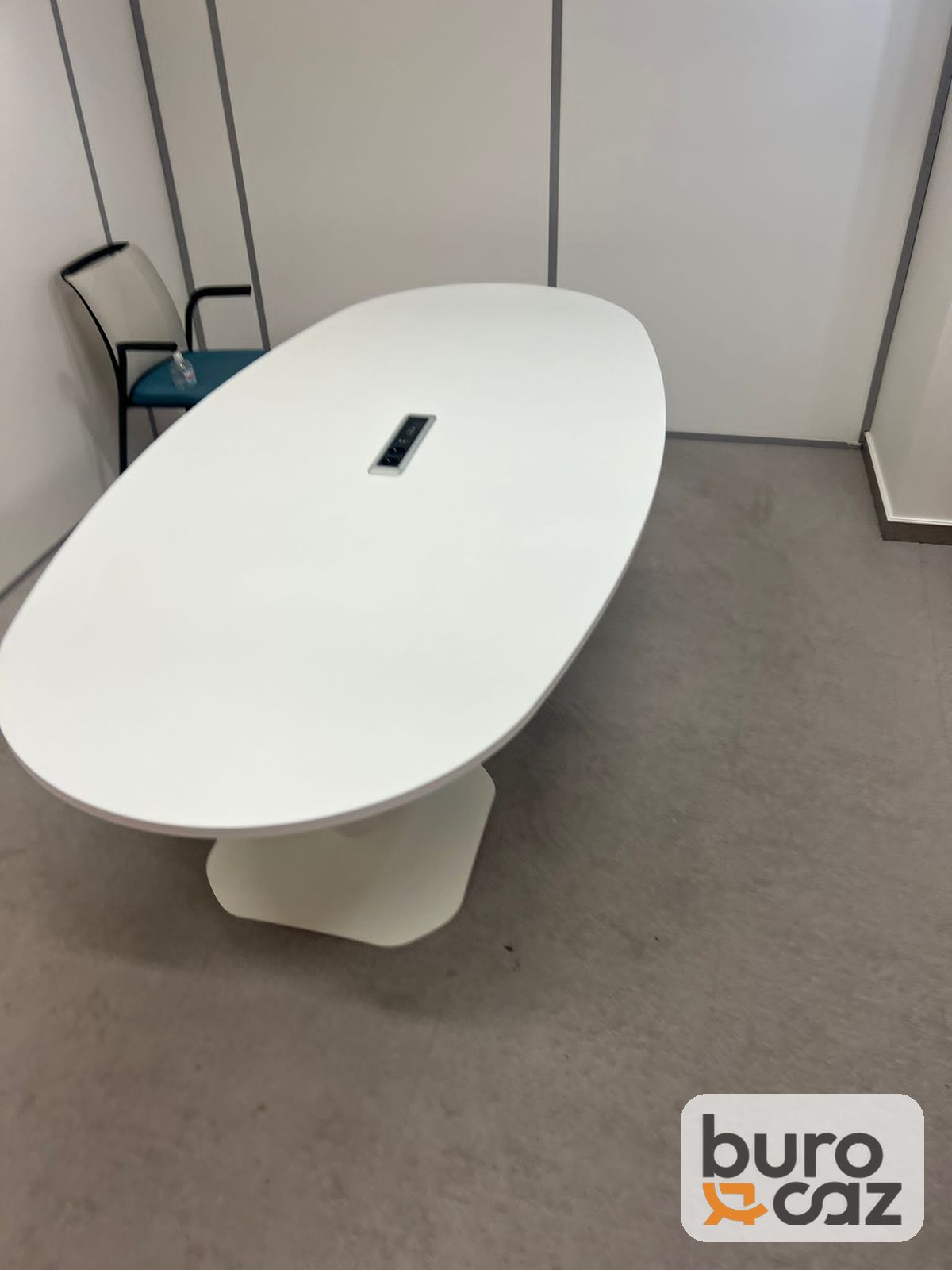 Table de réunion ovale blanche pied central avec bloc prises — photo 2