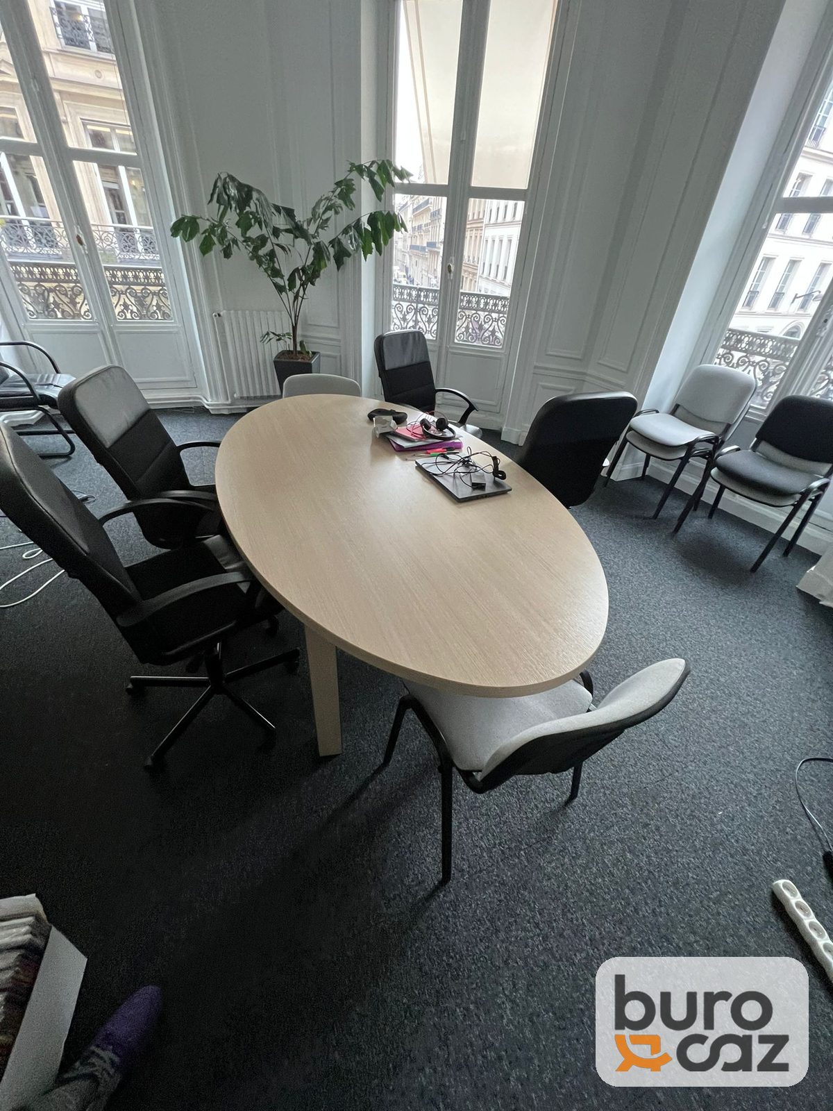 Table de réunion ovale chêne clair — photo 2