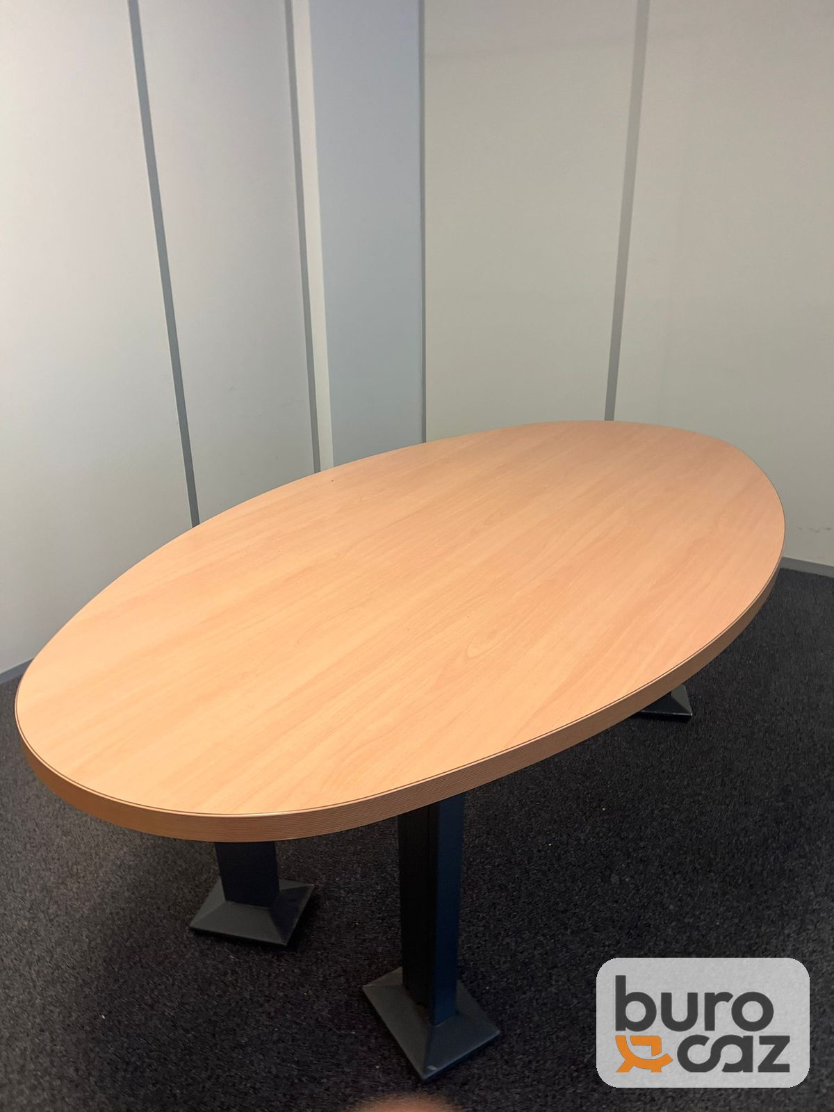 Table de réunion ovale hêtre piètement noir