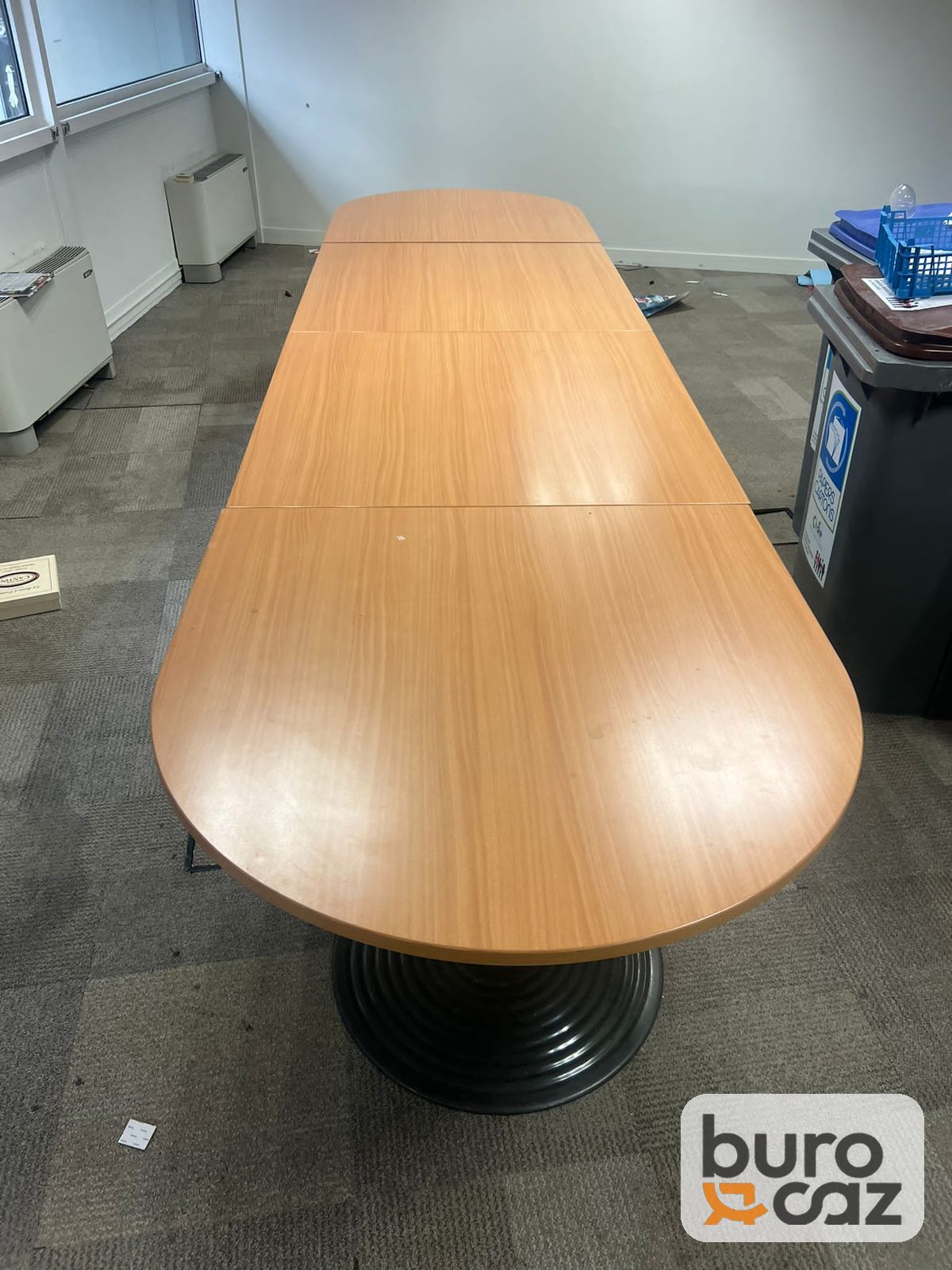 Table de réunion ovale hêtre sur pieds tulipe noirs