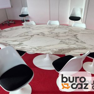 Table de réunion ovale plateau effet marbre – piètement tulipe blanc