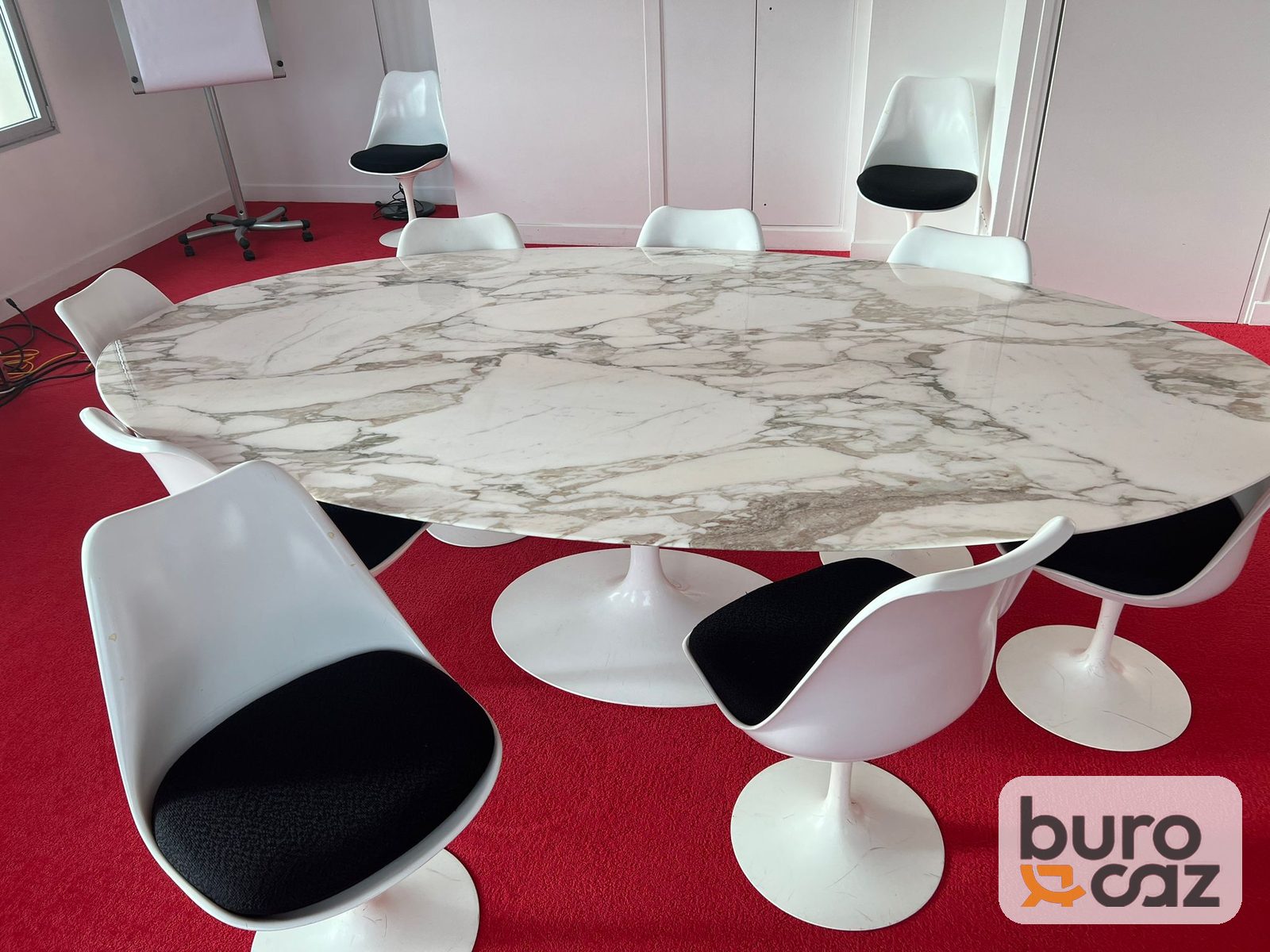 Table de réunion ovale plateau effet marbre – piètement tulipe blanc