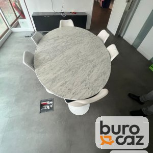 Table de réunion ovale plateau effet marbre – piètement tulipe blanc