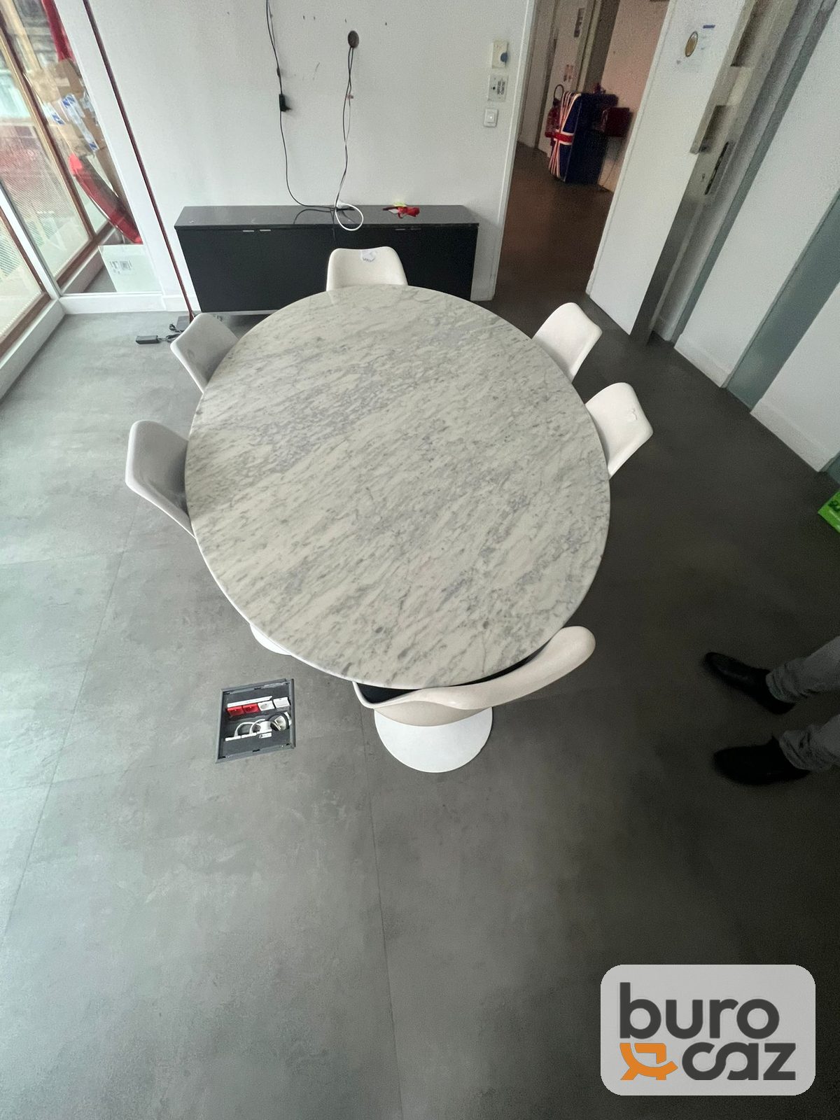 Table de réunion ovale plateau effet marbre – piètement tulipe blanc