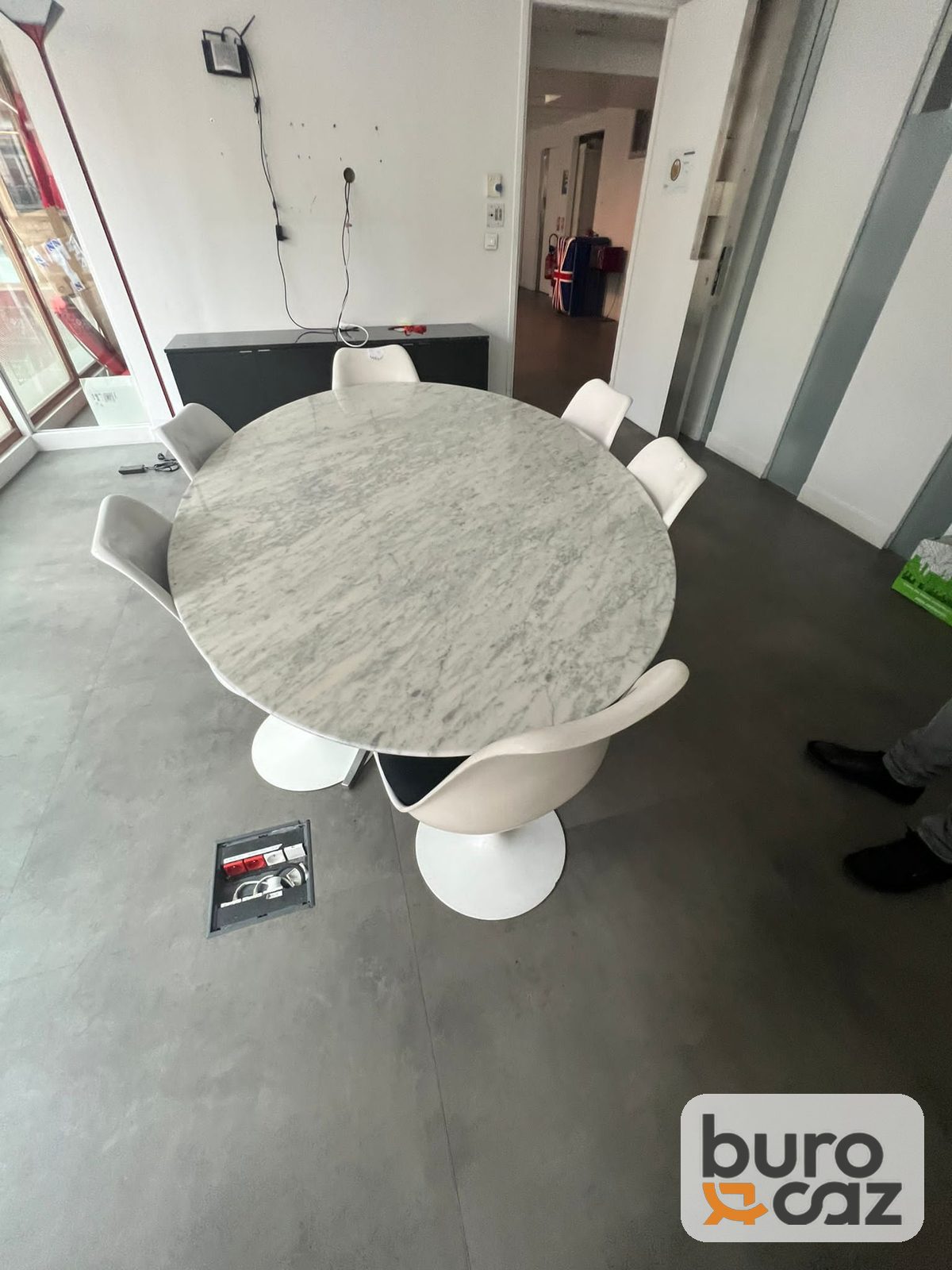 Table de réunion ovale plateau effet marbre – piètement tulipe blanc — photo 2