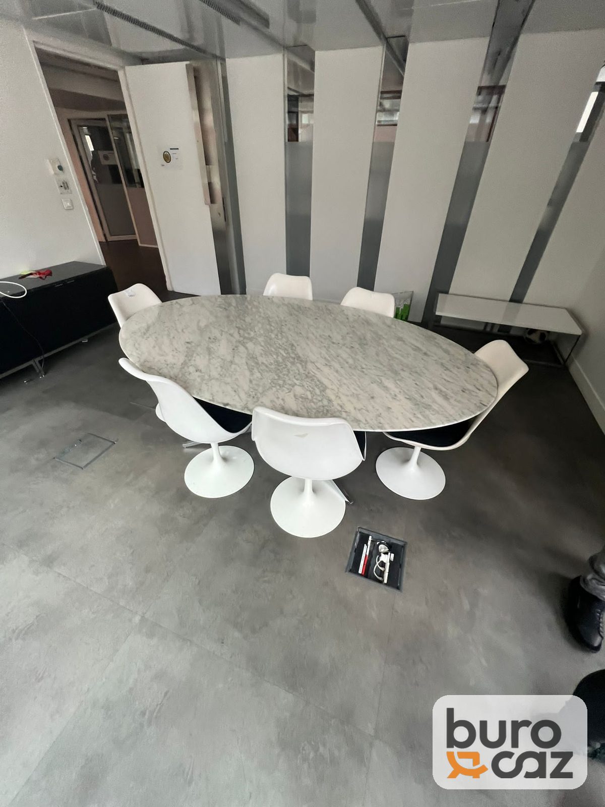 Table de réunion ovale plateau effet marbre – piètement tulipe blanc — photo 3