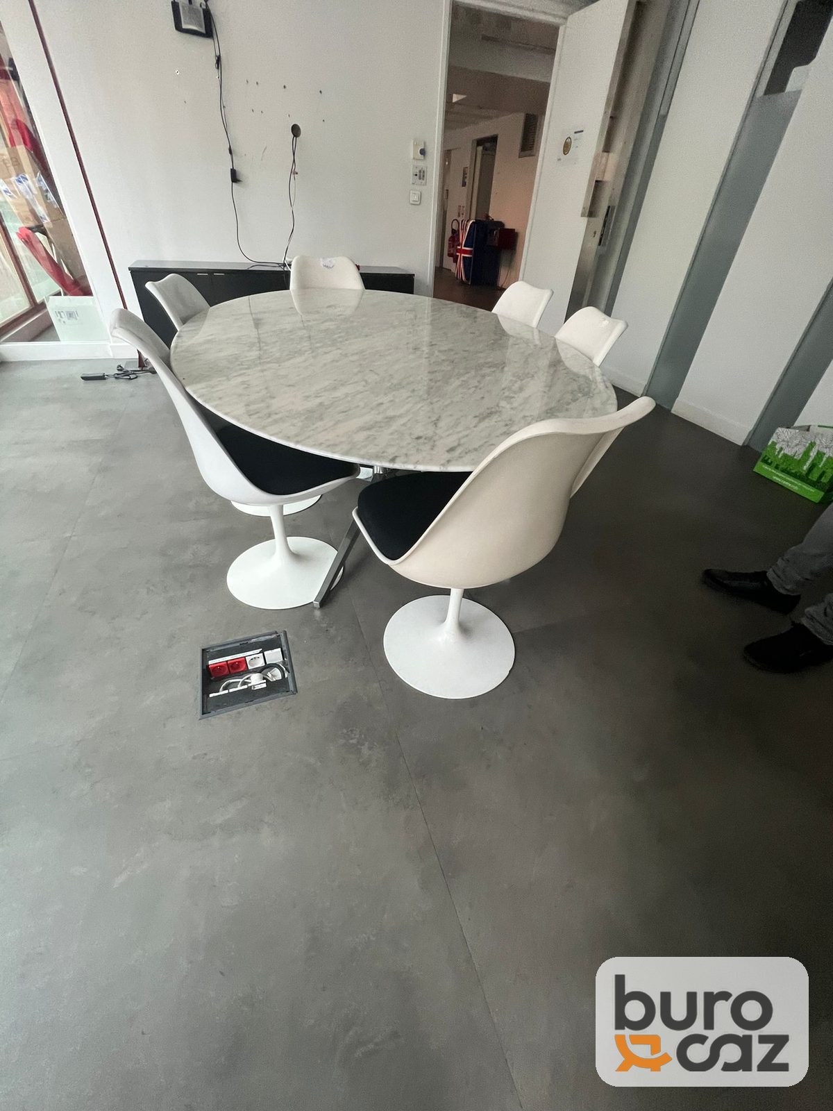 Table de réunion ovale plateau effet marbre – piètement tulipe blanc — photo 4