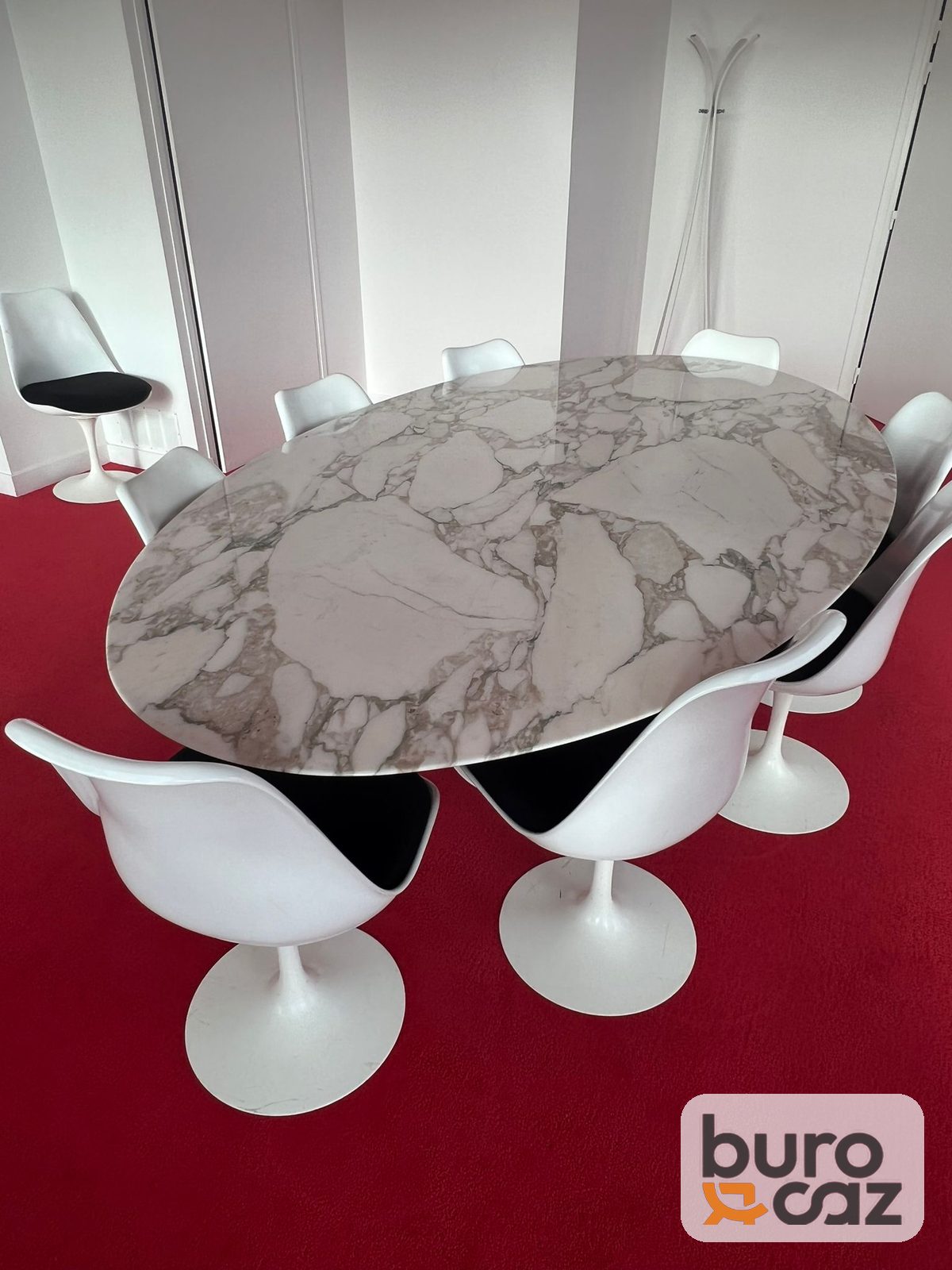 Table de réunion ovale plateau effet marbre – piètement tulipe blanc — photo 5