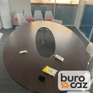 Table de réunion ovale wengé avec ouverture centrale