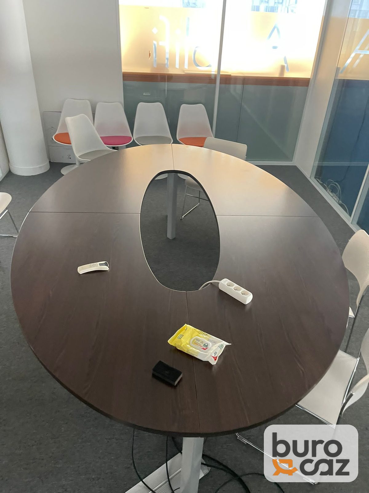 Table de réunion ovale wengé avec ouverture centrale