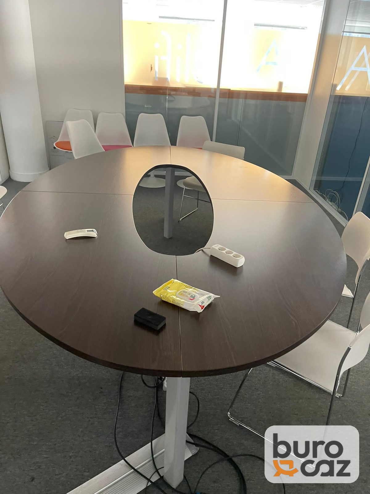 Table de réunion ovale wengé avec ouverture centrale — photo 2