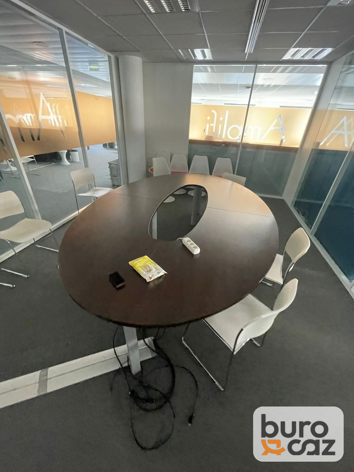 Table de réunion ovale wengé avec ouverture centrale — photo 3
