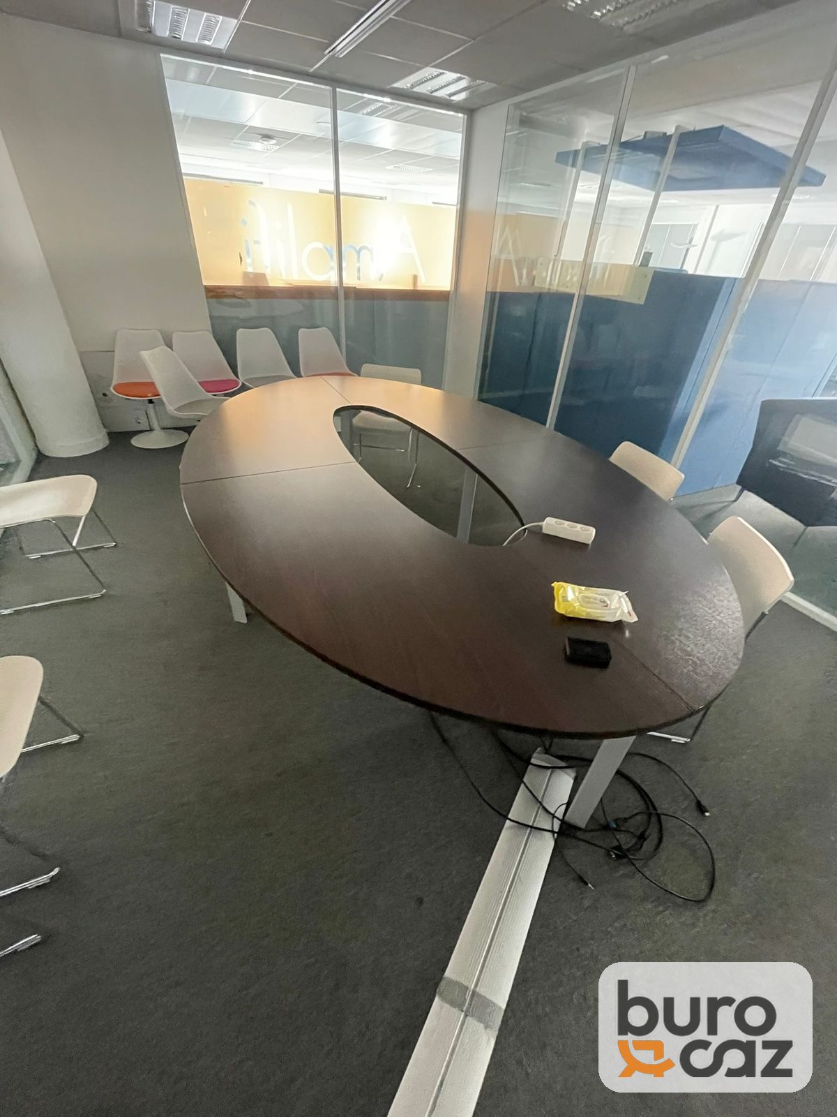 Table de réunion ovale wengé avec ouverture centrale — photo 4