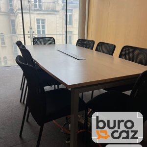 Table de réunion plateau bois gris avec trappe passe-câbles