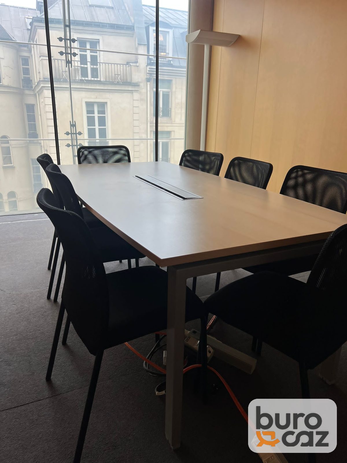 Table de réunion plateau bois gris avec trappe passe-câbles
