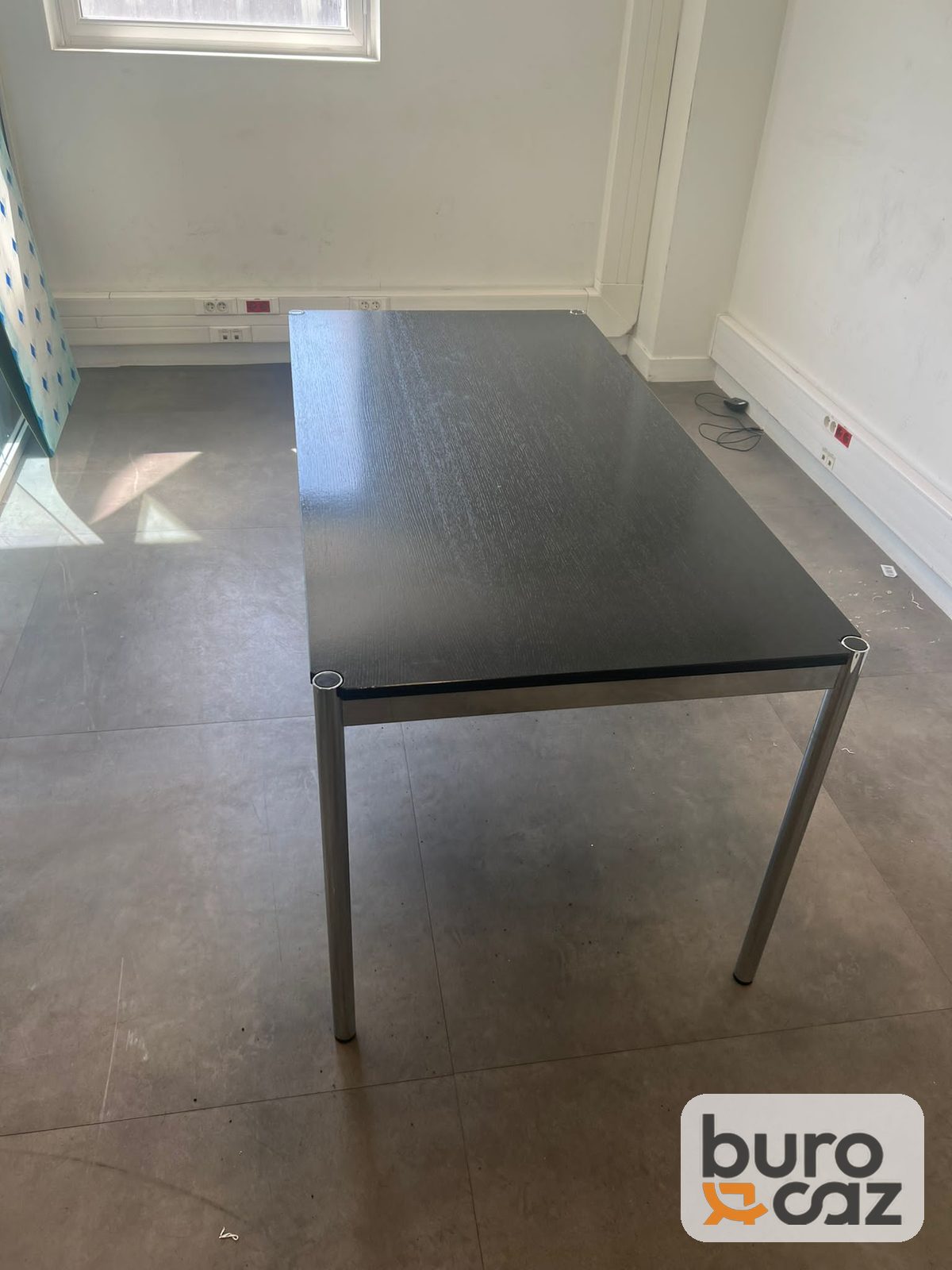 Table de réunion plateau chêne noir piètement tubulaire chromé