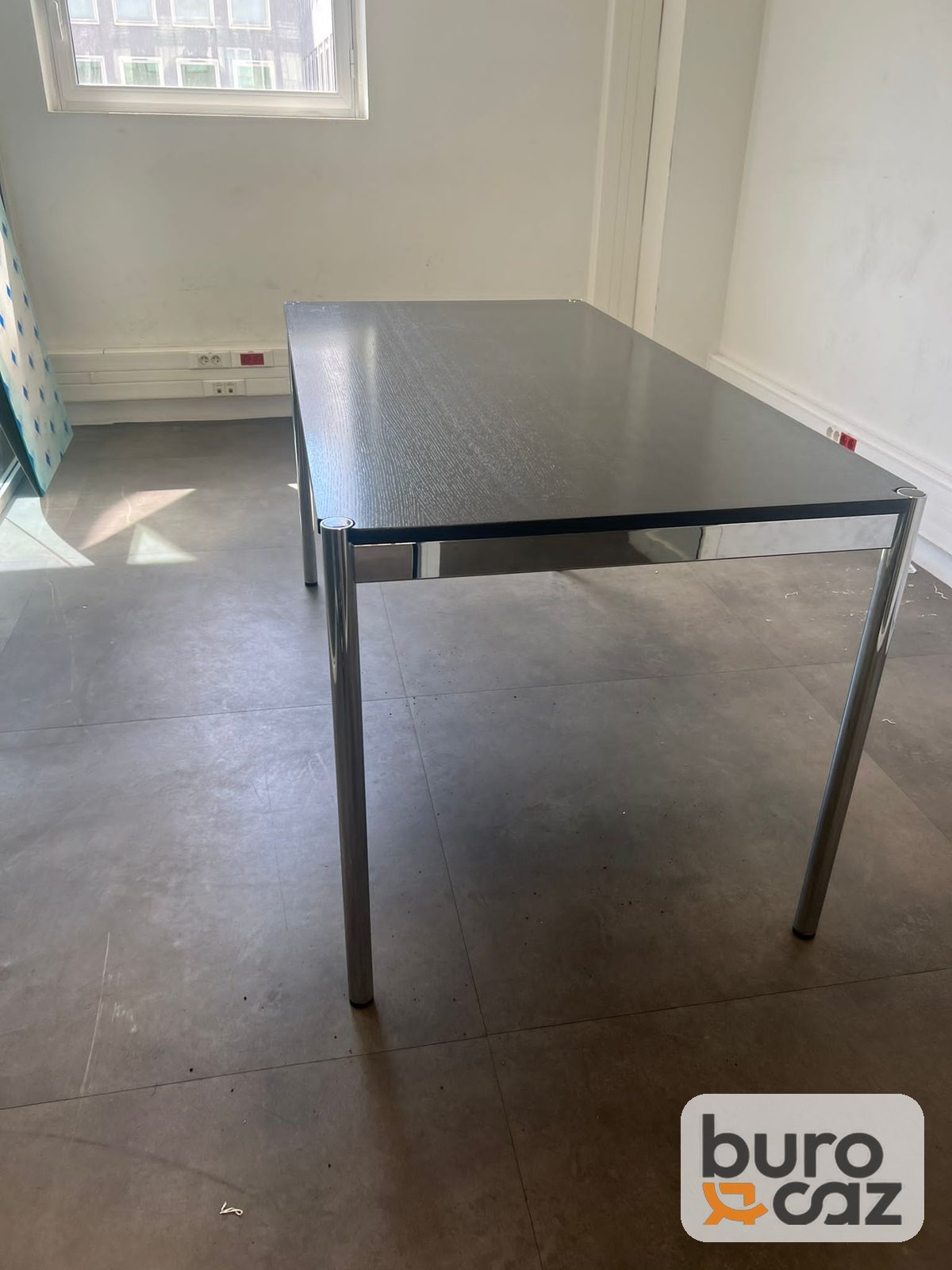 Table de réunion plateau chêne noir piètement tubulaire chromé — photo 2