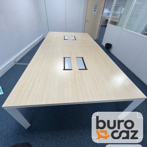 Table de réunion plateau érable – piètement blanc – 2 trappes
