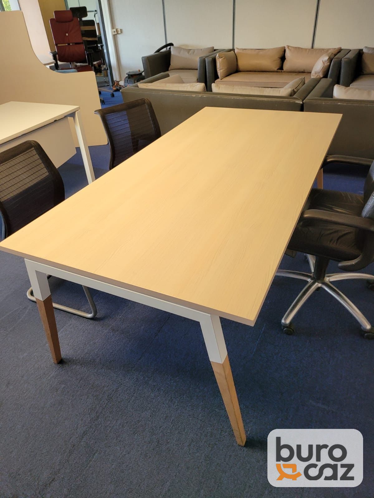 Table de réunion plateau hêtre – piètement blanc embouts bois