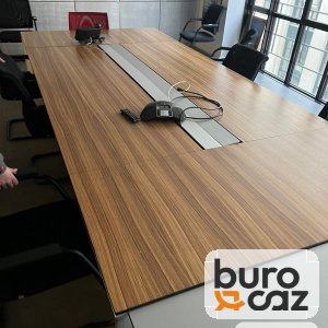 Table de réunion plateau noyer zébré avec goulotte centrale