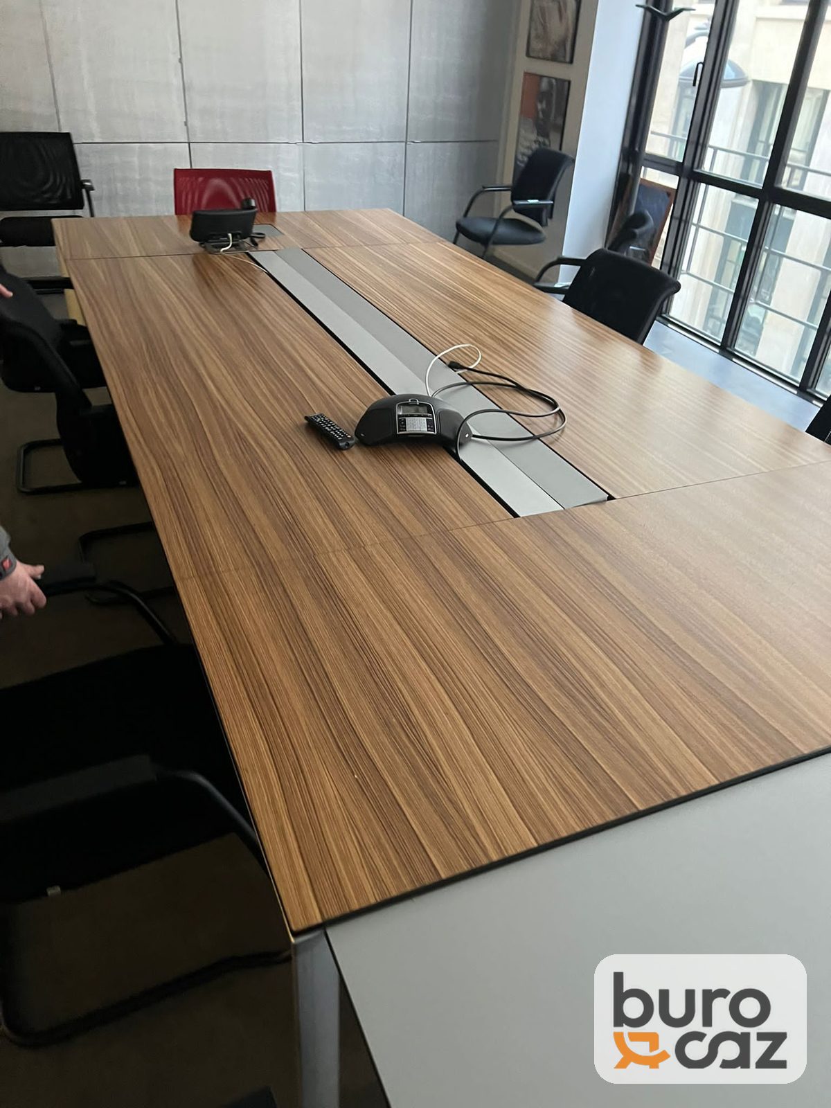 Table de réunion plateau noyer zébré avec goulotte centrale