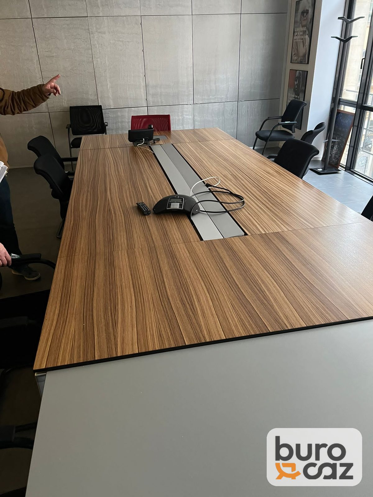 Table de réunion plateau noyer zébré avec goulotte centrale — photo 2