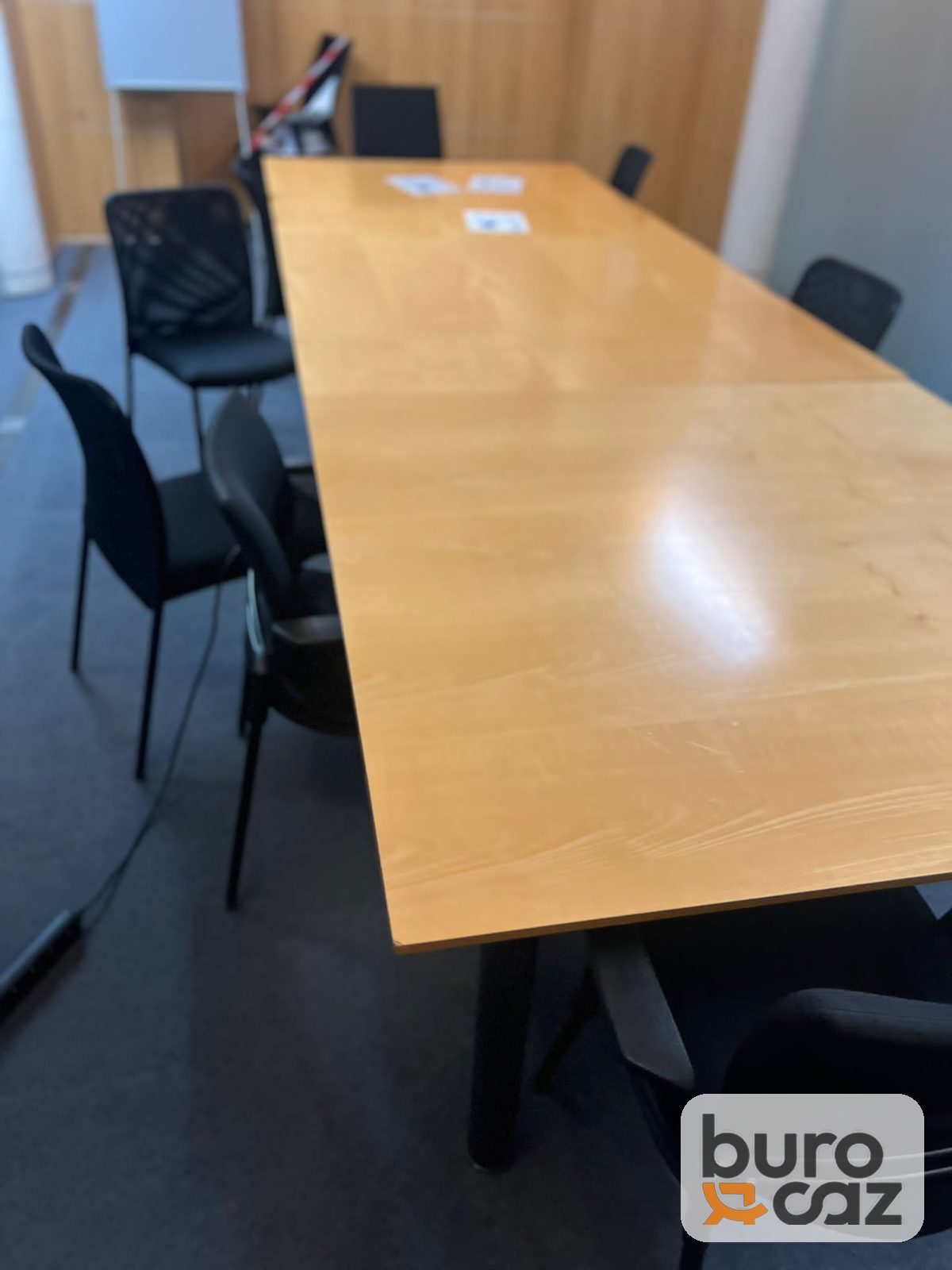 Table de réunion rectangulaire bois clair piètement noir 8/10 personnes — photo 2