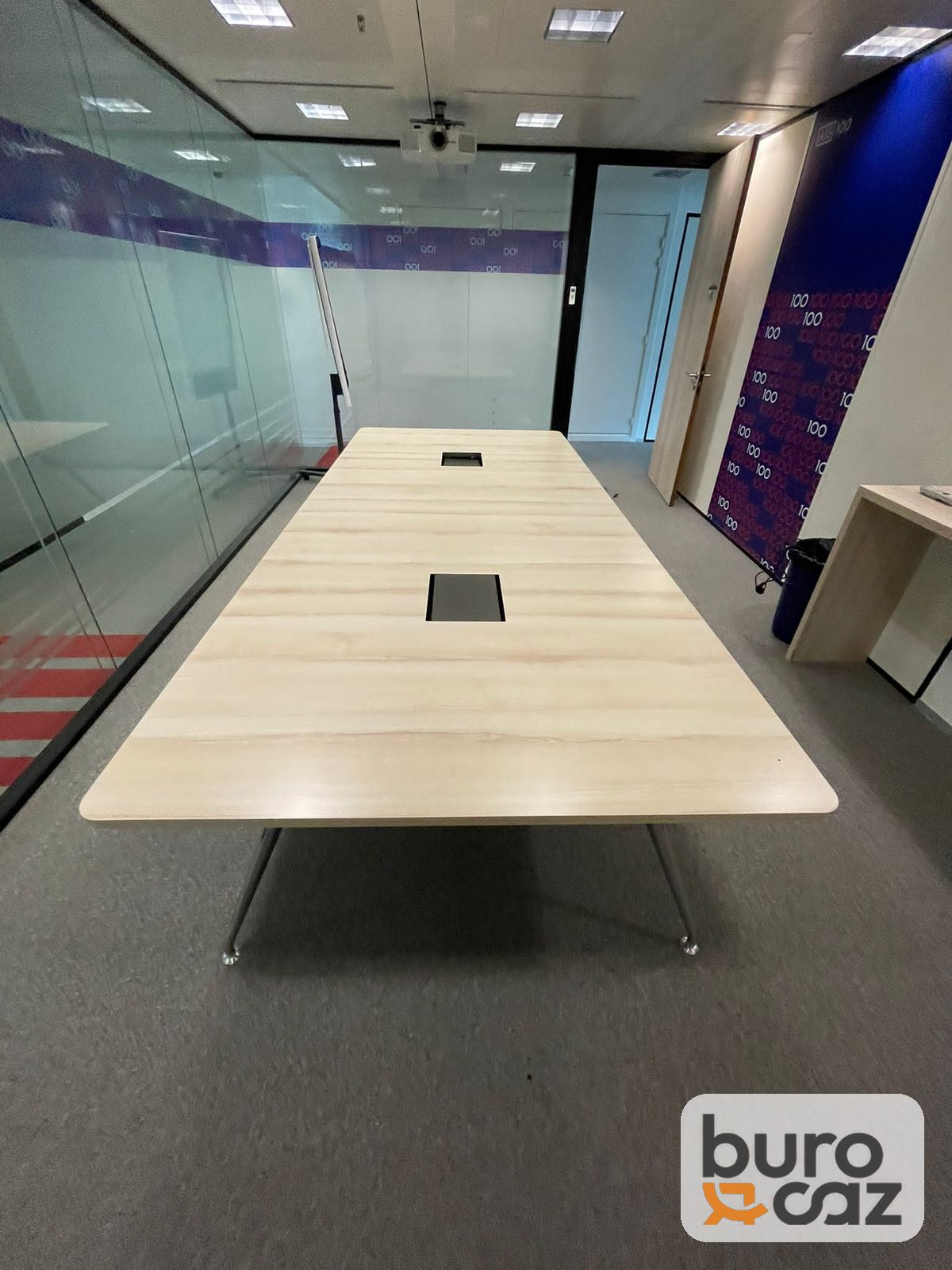 Table de réunion rectangulaire chêne clair avec trappes de connexion