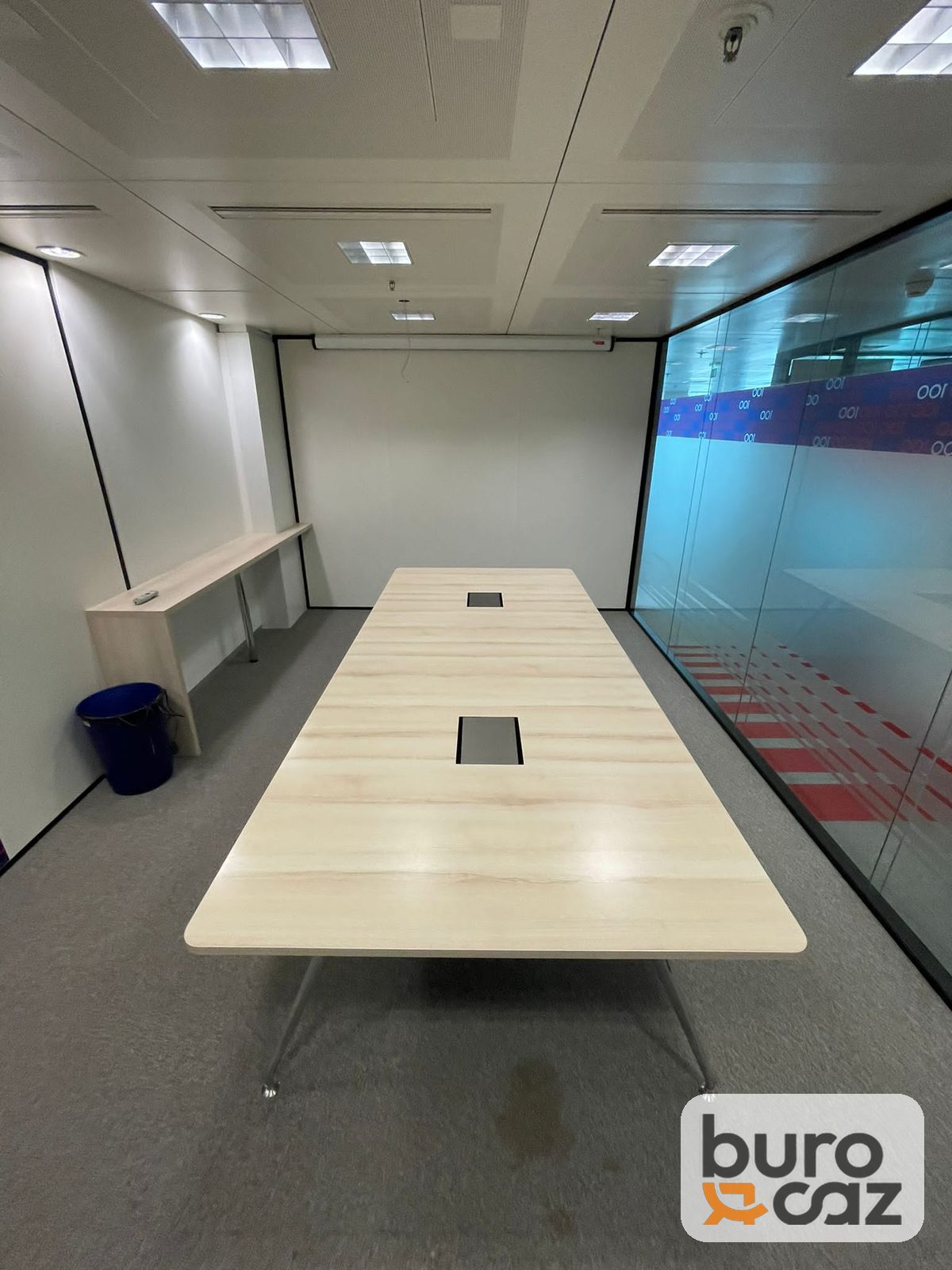 Table de réunion rectangulaire chêne clair avec trappes de connexion — photo 2