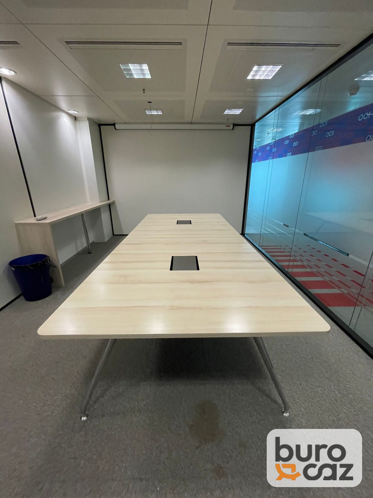 Table de réunion rectangulaire chêne clair avec trappes de connexion — photo 3