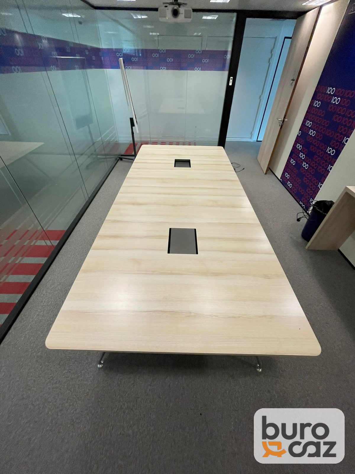 Table de réunion rectangulaire chêne clair avec trappes de connexion — photo 4