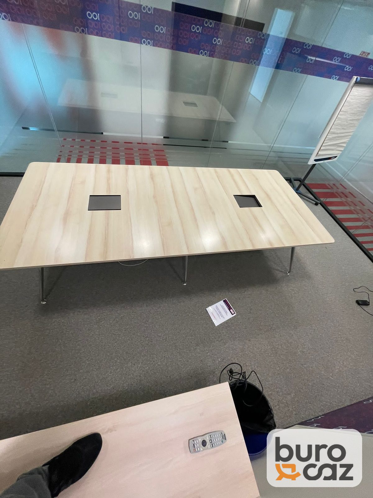 Table de réunion rectangulaire chêne clair avec trappes de connexion — photo 5