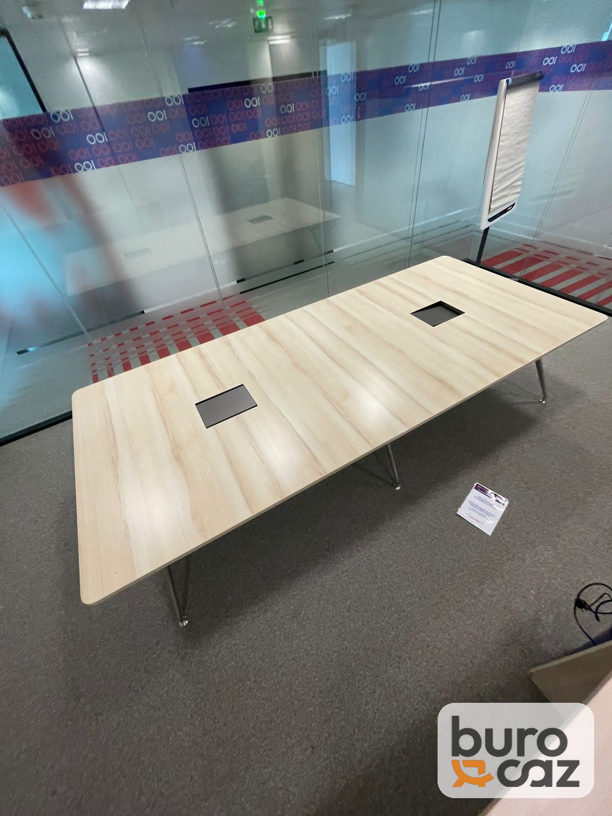 Table de réunion rectangulaire chêne clair avec trappes de connexion — photo 6