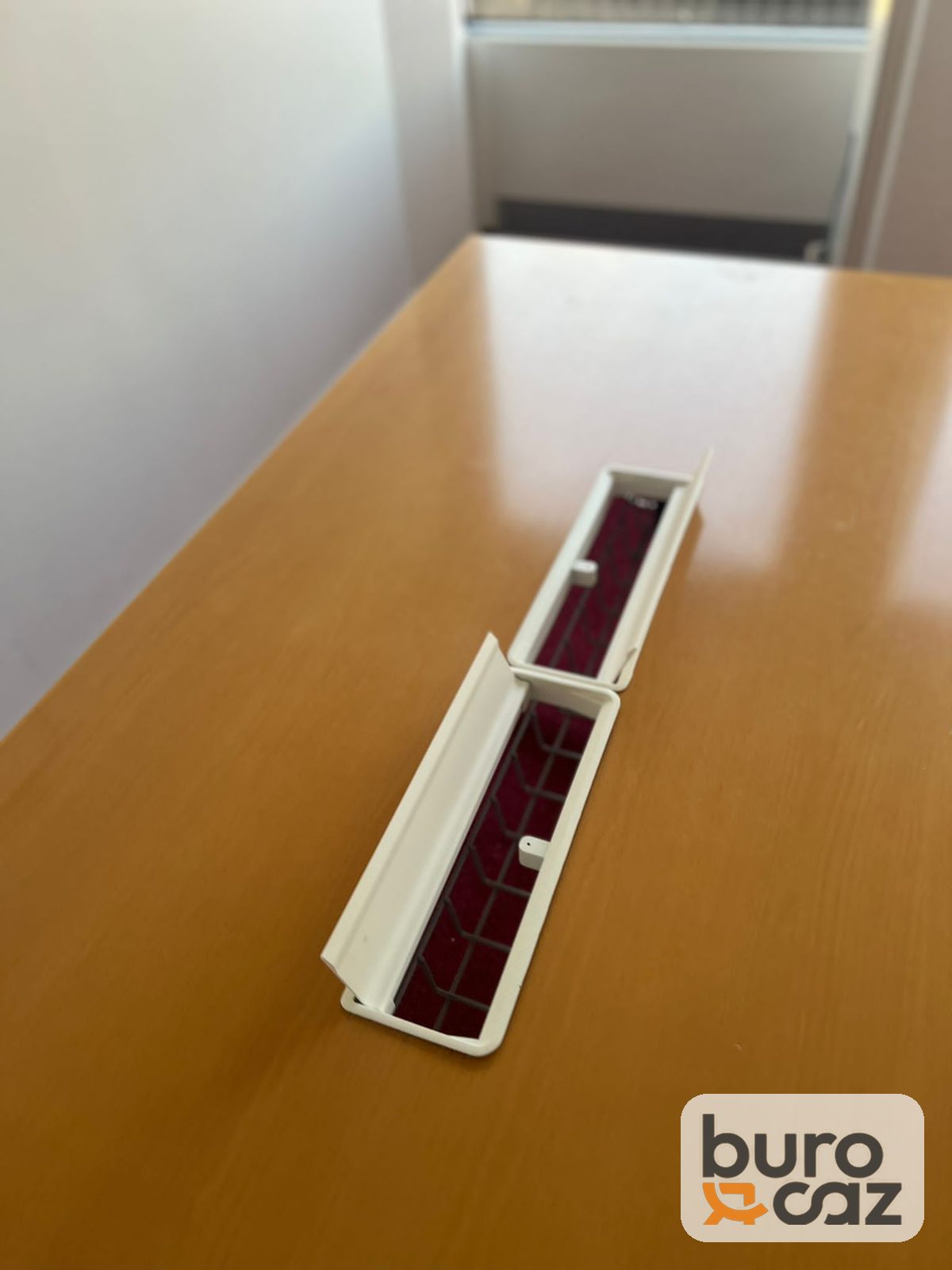 Table de réunion rectangulaire hêtre avec boîtier de connexion — photo 3