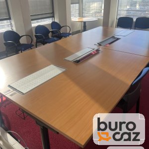 Table de réunion rectangulaire hêtre avec boîtiers de connexion