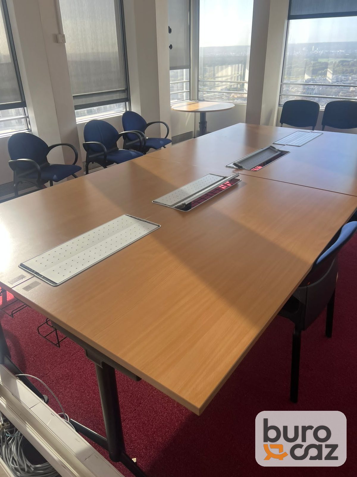 Table de réunion rectangulaire hêtre avec boîtiers de connexion